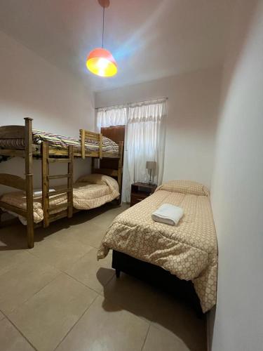 1 dormitorio con 2 literas y lámpara en DEPARTAMENTO 412 en Mendoza