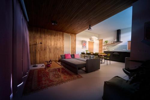 un soggiorno con divano e tavolo di Hoteldebootel 's-Hertogenbosch met prive sauna a Den Bosch