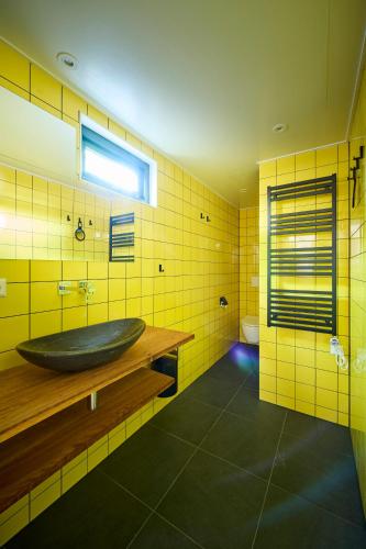 Bilik mandi di Hoteldebootel 's-Hertogenbosch met prive sauna