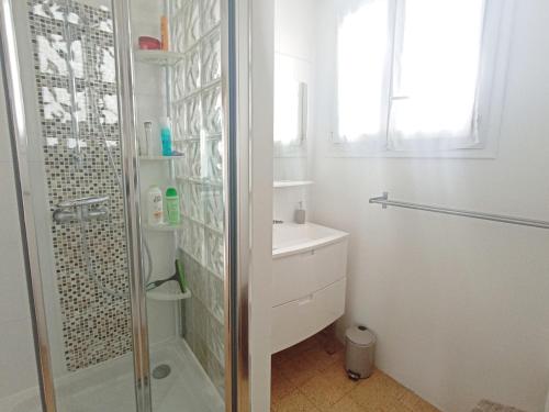 Kúpeľňa v ubytovaní Charmant 4 pièces à Sète avec balcon, proche plage, activités familiales et commodités - FR-1-338-509