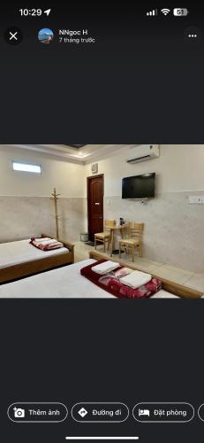 ein Hotelzimmer mit 2 Betten und einem TV in der Unterkunft Hotel Đại Dương in Thuan An