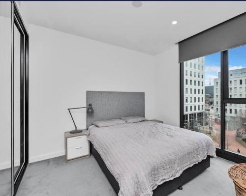 1 dormitorio con cama y ventana grande en Capitol executive suite, en Canberra