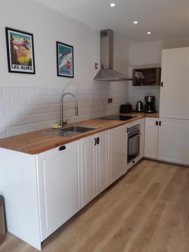 Kuchyň nebo kuchyňský kout v ubytování Chamrousse 1750 Roche Bérenger Le Panoramic 613 - Classé 3 étoiles