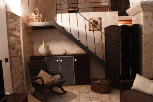 un salon avec un escalier et une chaise dans l'établissement L'antico Pozzo, à Sulmona