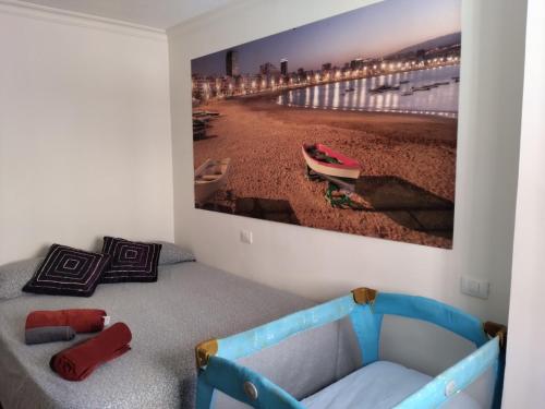 une chambre avec un canapé et une photo de la plage dans l'établissement Sol y Mar, à La Garita