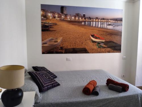 - une chambre avec un lit donnant sur une plage dans l'établissement Sol y Mar, à La Garita