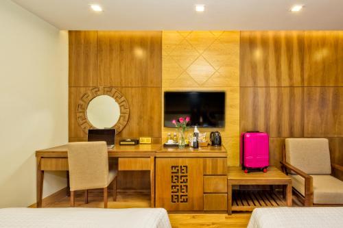 TV a/nebo společenská místnost v ubytování Nhu Minh Plaza Danang Hotel