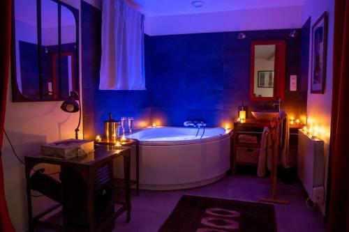 ein großes Bad mit einer Badewanne mit Beleuchtung in der Unterkunft Bulle Romantique . Jacuzzi . Châteaux de la Loire in Vouvray