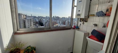 ventana en una habitación con vistas a la ciudad en MIRALEJOS BUENOS AIRES en Buenos Aires