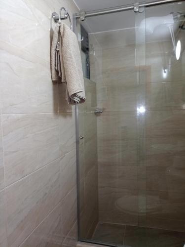 um chuveiro com uma porta de vidro na casa de banho em Casa Rionegro em Bogotá