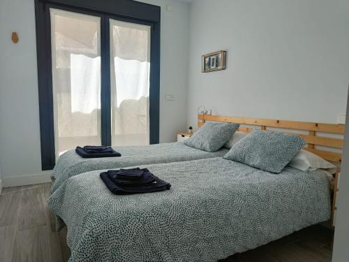 A bed or beds in a room at Dindurra Gijón Centro-Parking gratuito