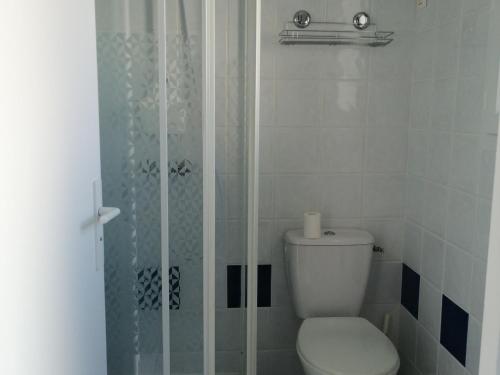 une salle de bain blanche avec toilettes et douche dans l'établissement Charmante maison rénovée avec terrasse, proche mer, La Tranche-sur-Mer, 6 pers, Wifi, parking. - FR-1-194-224, à La Tranche-sur-Mer
