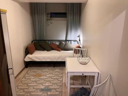 uma pequena sala de estar com um sofá num quarto em Kahe magamistoaga võtmeteta ja eraldi sissepääsuga esimesel korrusel korter, sobilik peredele, lemmikloomad lubatud em Tartu