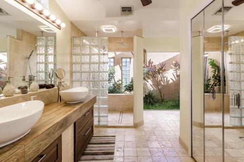 a bathroom with two sinks and a shower at Villa Thunderbird View, Cape Coral in Cape Coral