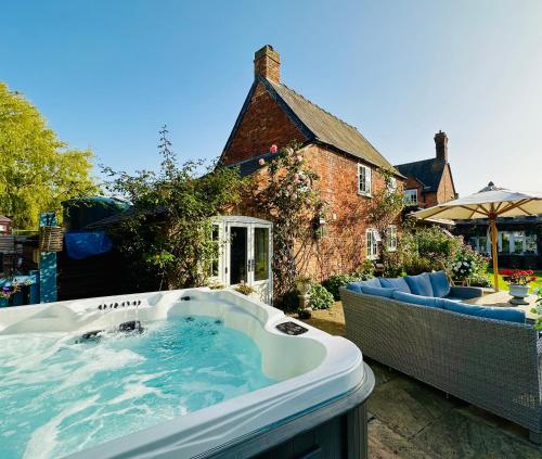 Bazén v ubytování Country cottage with pool & hot tub near Stratford-upon-Avon nebo v jeho okolí