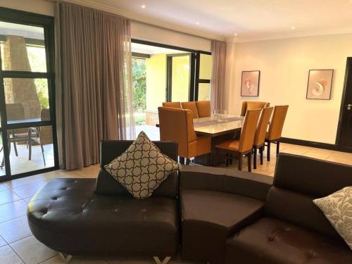 Χώρος καθιστικού στο 5 Bedroom Luxury Zimbali Villa