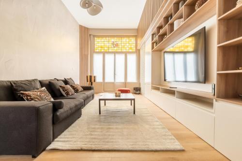 un soggiorno con divano e tavolo di Luxueux Logement Design 4 ch Climatisé a Lille