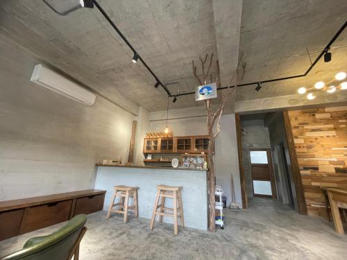 een keuken met een aanrecht en krukken in een kamer bij 沐目家 Xiang Jia Homestay in Beipu