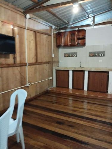 MINDO SUM في ميندو: غرفه فارغه ارضيه خشبيه وطاولة وكراسي