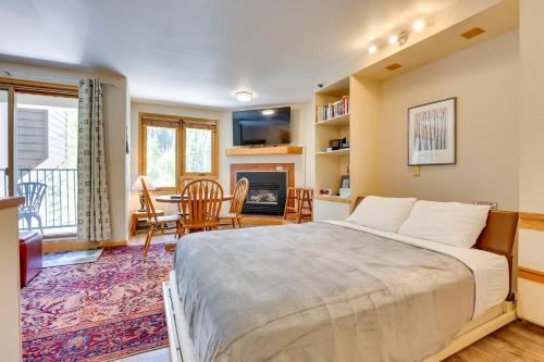 um quarto com uma cama grande, uma mesa e cadeiras em Ski-InandSki-Out Retreat with Iron Horse Pool Access! em Winter Park