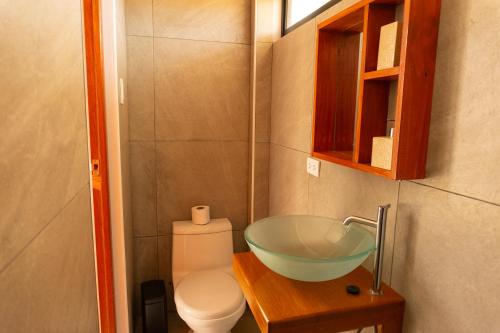 a bathroom with a bowl sink next to a toilet at Che Lobitos in Lobitos