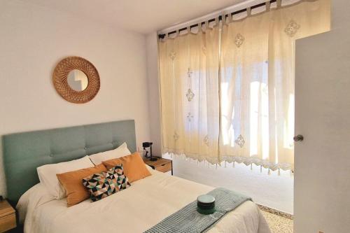 1 dormitorio con cama y ventana grande en Apartamento de playa en paseo marítimo en Benicàssim