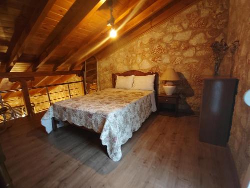 sypialnia z łóżkiem i lampką w pokoju w obiekcie Villa Stella w mieście Florina