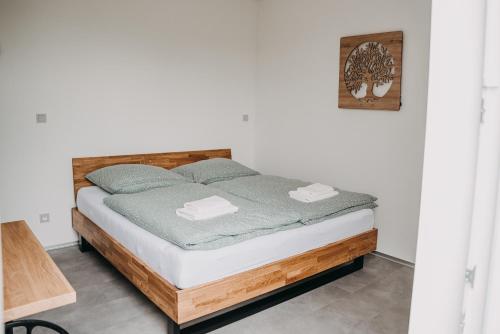 ein Schlafzimmer mit einem Bett in einem Zimmer in der Unterkunft Apartmán Ústí in Hranice