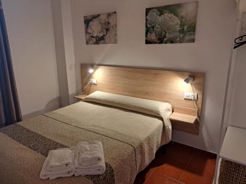 una camera da letto con un letto e due asciugamani di La Gonzala a Zahara de la Sierra