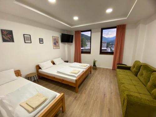 une chambre d'hôtel avec deux lits et un canapé dans l'établissement Green River, à Konjic