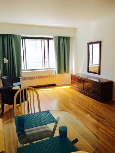 sala de estar con mesa y sofá en Stylish Montreal Apartment: Comfortable Stay in the Golden Square Mile, en Montreal