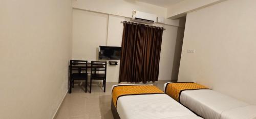 Ein Bett oder Betten in einem Zimmer der Unterkunft BLUEWAY RESIDENCY DOWNTOWN HOTEL