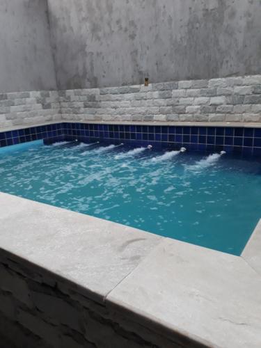 - une grande piscine avec du carrelage bleu au-dessus dans l'établissement Casa do Beto, à Pirenópolis