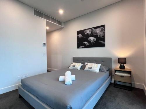 een slaapkamer met een groot bed in een kamer bij High Level Fabulous View 4Beds APT in Olympic Park in Sydney