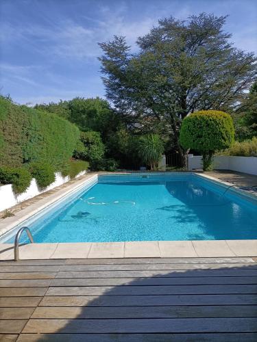 - une grande piscine bleue à côté de quelques marches dans l'établissement Maisonnette tout confort, à Rochefort-du-Gard