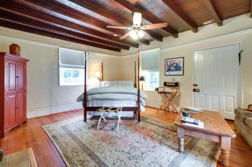 een slaapkamer met een bed en een plafondventilator bij Monticello Wine Trail Cottage - Close to Hiking! in Afton