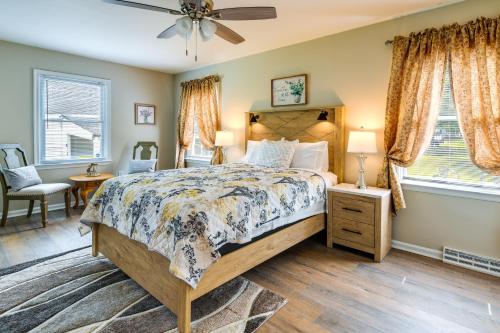 - une chambre avec un lit et un ventilateur de plafond dans l'établissement Hopewell Vacation Rental about 3 Mi to James River, à Hopewell