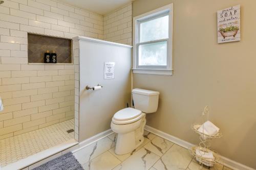 La salle de bains est pourvue d'une douche et de toilettes. dans l'établissement Hopewell Vacation Rental about 3 Mi to James River, à Hopewell