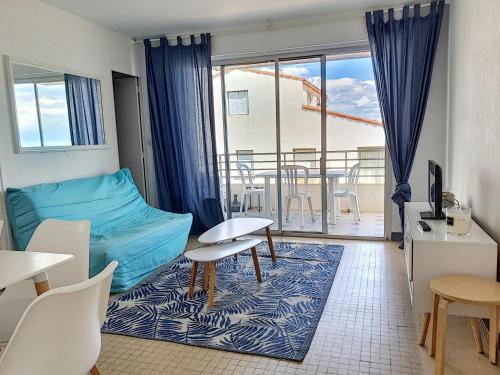 - un salon avec un lit et un balcon dans l'établissement T3 renove 6 couchages avec parking près plage - Palavas - FR-1-715-12, à Palavas-les-Flots