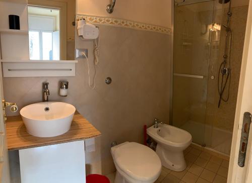 ナポリにあるBnB ナポリのバスルーム(洗面台、トイレ、シャワー付)