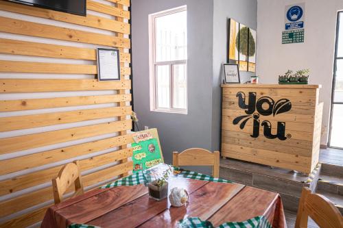 d'une salle à manger avec une table et un mur en bois. dans l'établissement Noas Hotel, à Matamoros