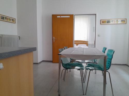 a dining room with a table and chairs at Waldshut Stadt Ferien Wohnung in Waldshut-Tiengen