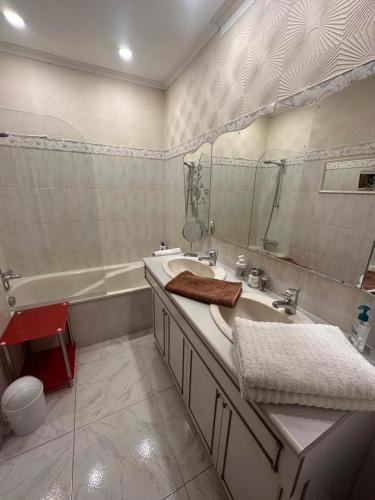 y baño con bañera, lavabo y espejo. en Chambre privé avec Sdb privative, en Le Cannet