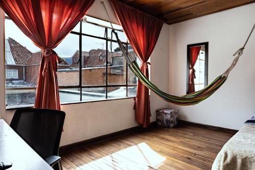 a room with a hammock in front of a window at Casa en Bogotá ubicada en zona central in Bogotá