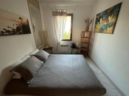 1 cama grande en un dormitorio con ventana en Chambre privé avec Sdb privative, en Le Cannet