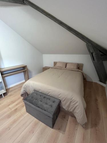 une chambre avec un lit et un parquet dans l'établissement Hyper centre petit diamérisma, à Charleville-Mézières