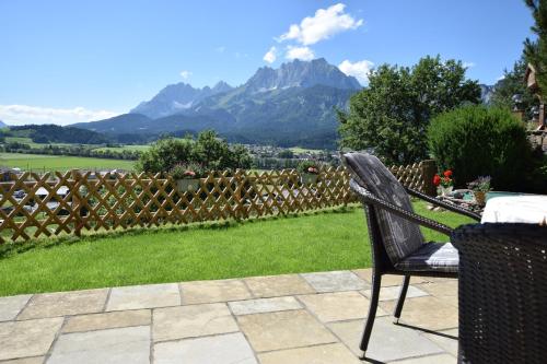 Ein allgemeiner Bergblick oder ein Berglick von des Aparthotels aus