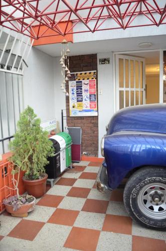 ein altes blaues Auto in einer Garage geparkt in der Unterkunft Habitacion # 2: Habitacion doble o triple in Sogamoso