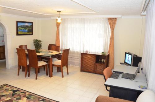 - un salon avec une table, des chaises et une télévision dans l'établissement Habitacion # 2: Habitacion doble o triple, à Sogamoso