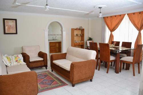 - un salon avec une table et des chaises dans l'établissement Habitacion # 2: Habitacion doble o triple, à Sogamoso